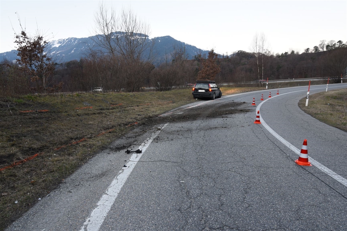 Fahrzeug steht beschädigt auf Zufahrt Autostrasse