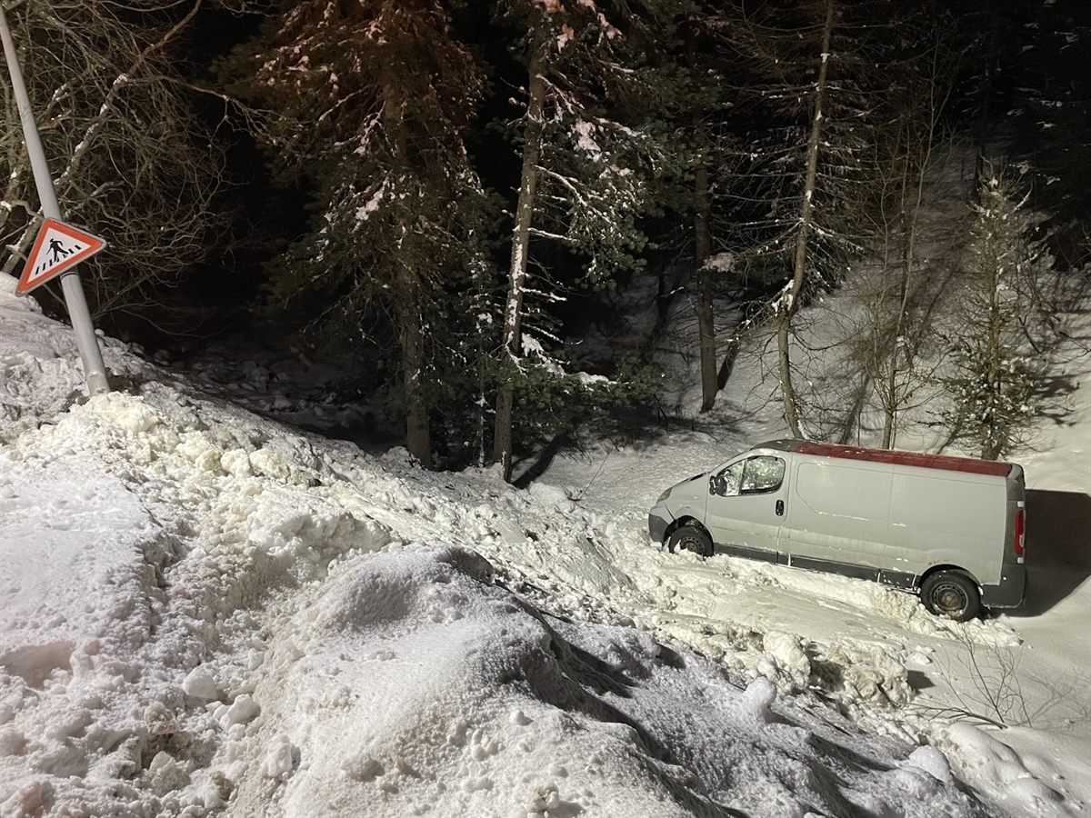 Der unterhalb der Böschung auf den Rädern stehende Lieferwagen. In der schneebedeckten Böschung gut sichtbar die Spuren, als sich das Fahrzeug überrollte.