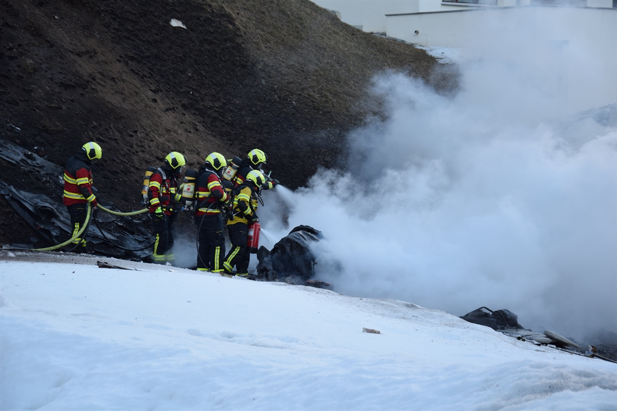 Feuerwehrleute im Rauch
