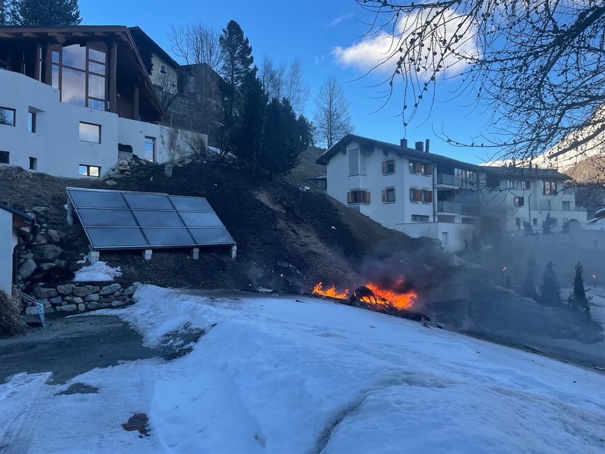 Brennendes Kleinflugzeug zwischen Häusern