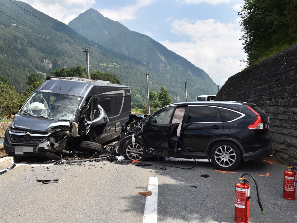 Symbolbild einer Frontalkollision mit einem Wohnmobil und einem Personenwagen