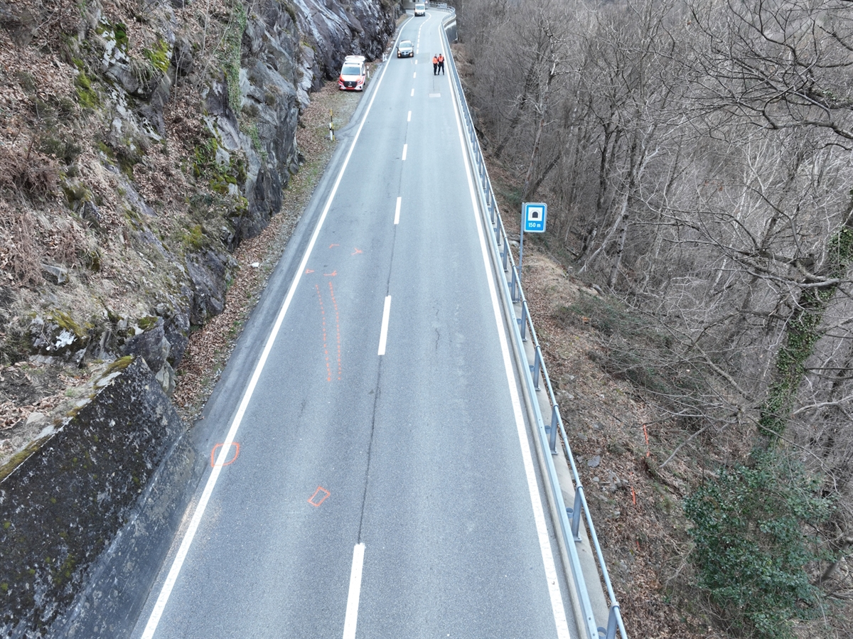 Drohnenaufnahme. Auf der Fahrbahn sind Unfallspuren eingezeichnet. Am Strassenrand ein Polizeiauto, auf der Strasse stehen zwei Polizisten.