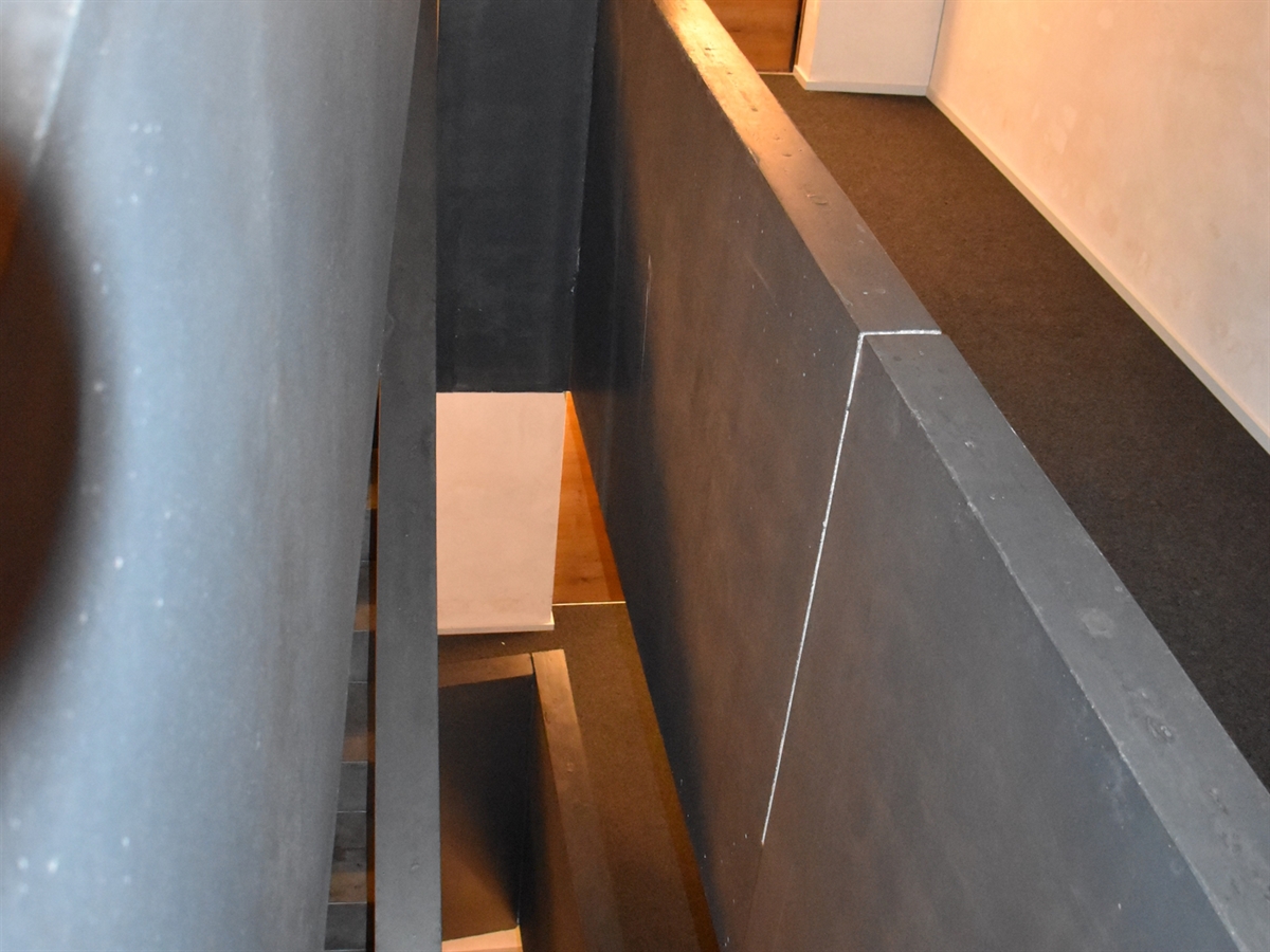 Das Treppenhaus mit der Brüstung sowie dem Blick in die unteren Stockwerke.