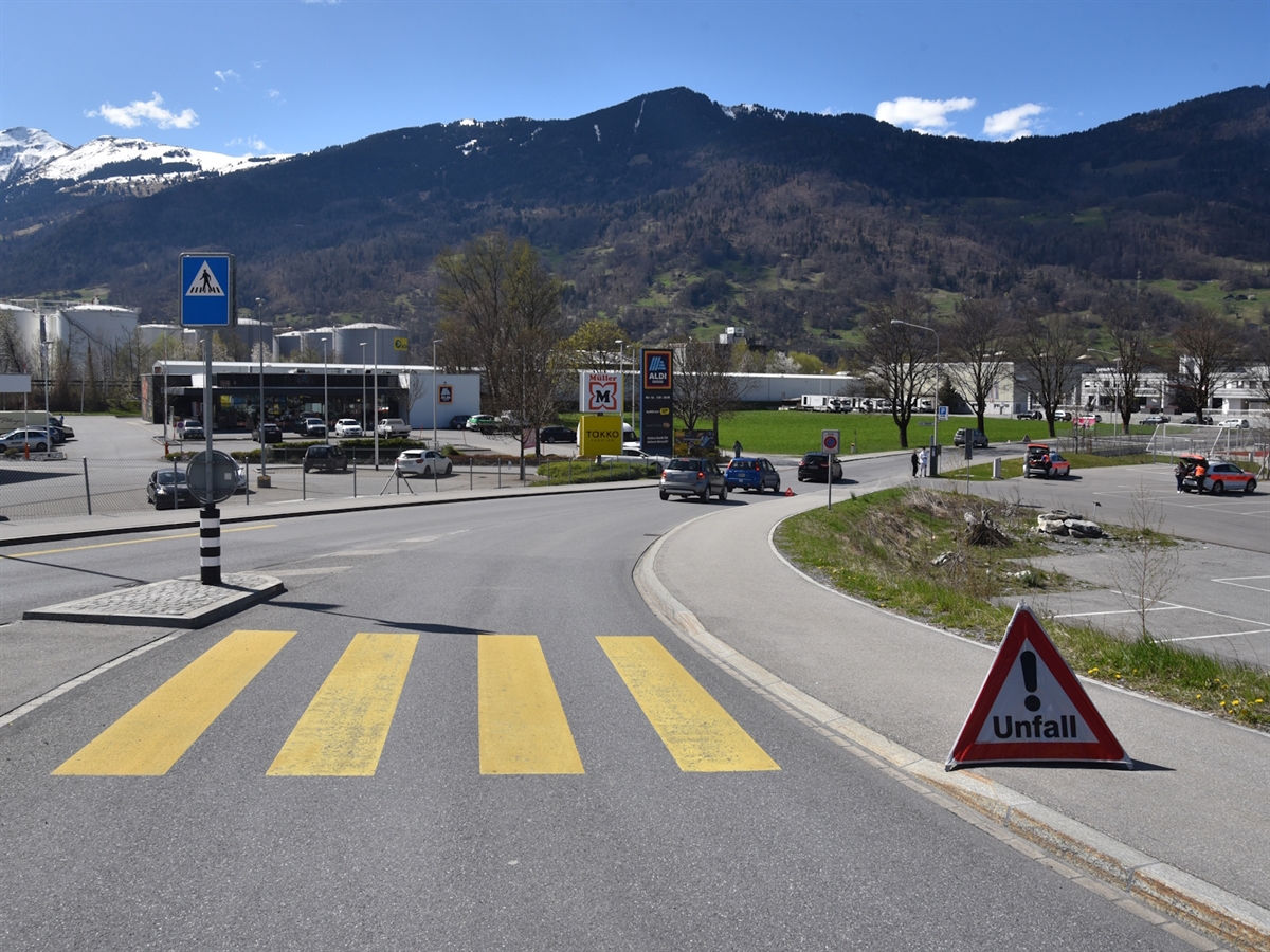 Blick auf der Schulstrasse in Richtung Unfallstelle hinunter.