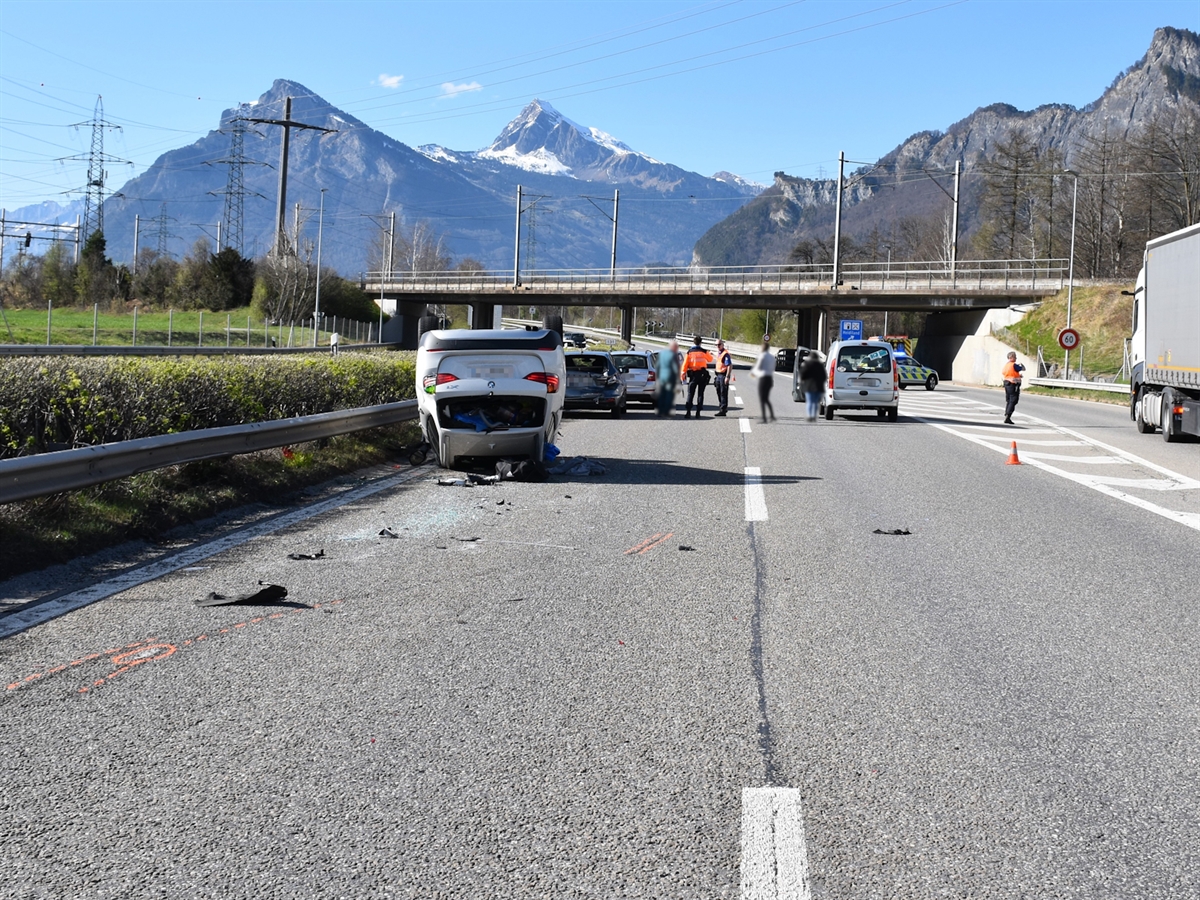 Die Nordspur der Autobahn A13 bei der Ausfahrt Heidiland. Auf der Überholspur liegt das Auto des 30-Jährigen auf dem Dach. Hinter diesem die beiden anderen Unfallautos. Das vierte, leicht beschädigte Auto steht auf der Normalspur. Polizisten und Personen stehen neben den Fahrzeugen.