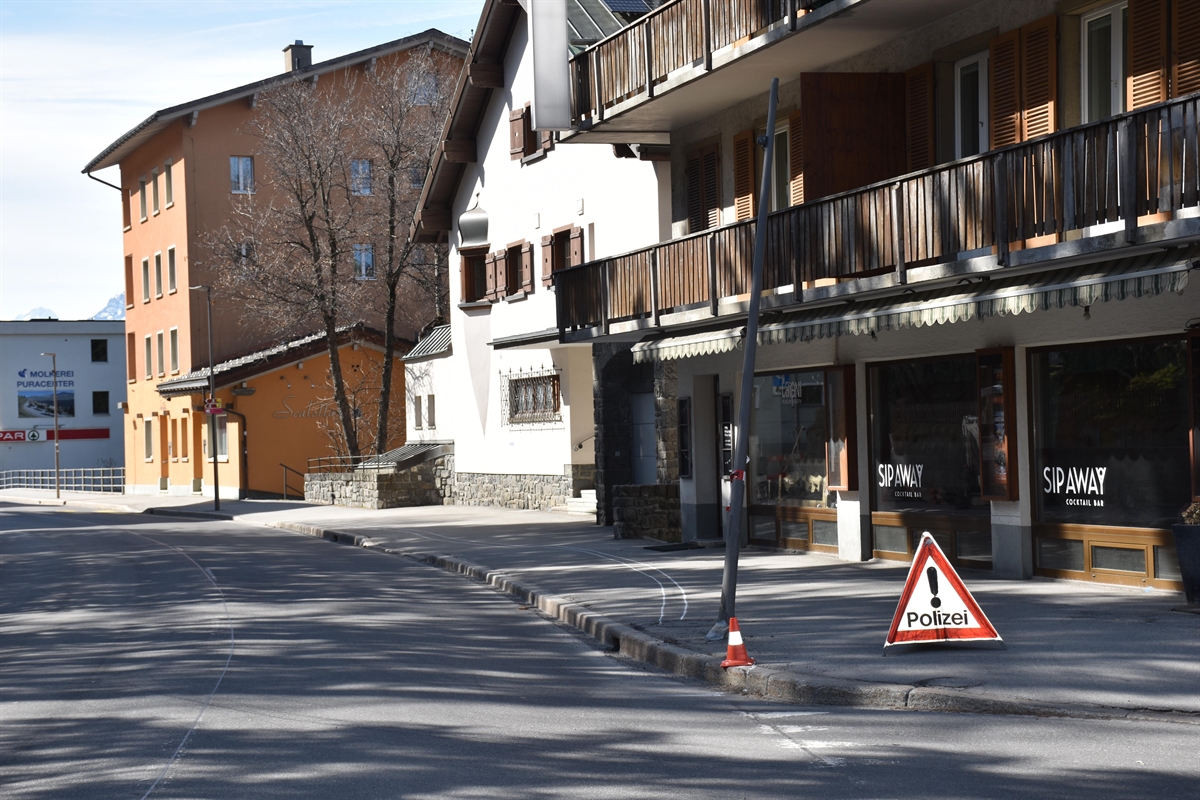 Umgeknickter Kandelaber, Triopan auf Trottoir