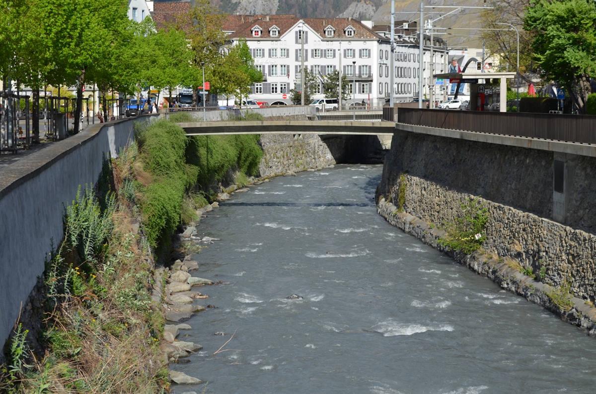 Der Flusskanal der Plessur mit links- und rechtsseitigen Mauern.