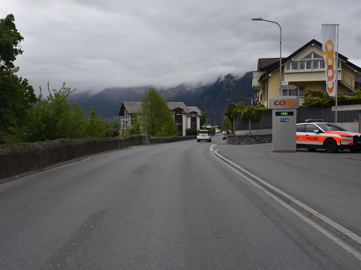 Blick auf die Einmündung, an welcher es zum Verkehrsunfall kam. Nahe der Einmündung ein Polizeiauto. 