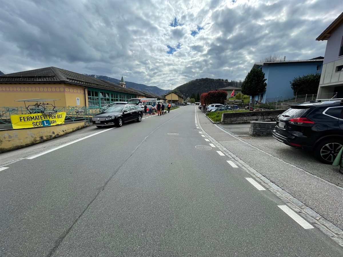 Die Kantonsstrasse in Castaneda. Am linken Strassenrand versammeln sich die Ersthelfer sowie das Ambulanzteam. Sie betreuen die am Boden liegenden Verletzten.