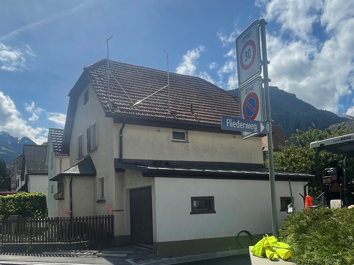 Das Einfamilienhaus mit der angebauten Garage, auf welcher der Mann die Leiter gestellt hatte und herunterfiel.
