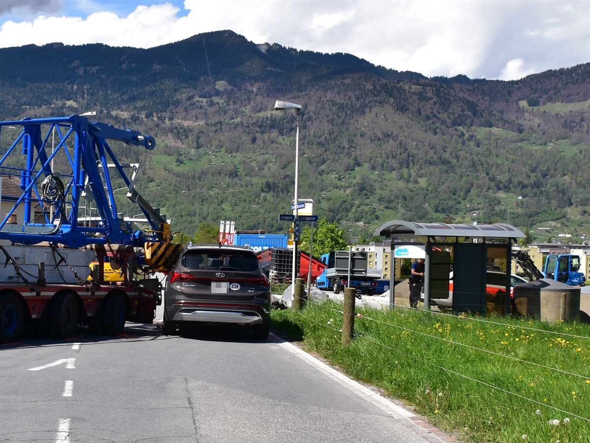 Der Anhänger und das Auto stehen auf der Unfallverzweigung.