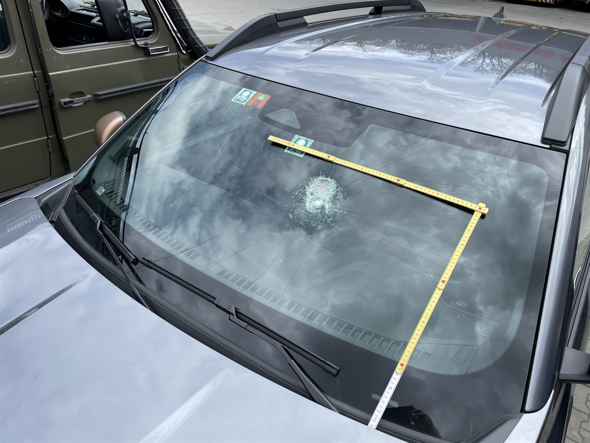 Die beschädigte Windschutzscheibe eines der Autos.
