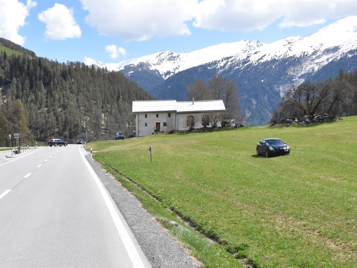 Auf der grünen Wiese steht das Auto der 25-jährigen Frau. Am linken Strassenrand die Ofenbergstrasse H28.