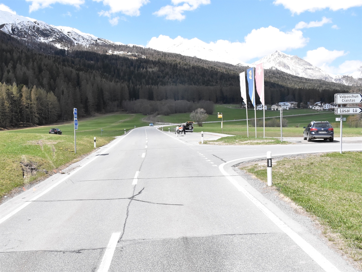 Die Verzweigung in Fahrtrichtung Ofenpass gesehen. Rechts die Zufahrt der Lüstrasse.