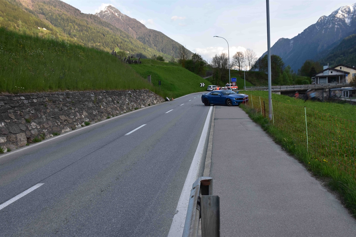 Gerades Strassenstück rechts der verunfallte Personenwagen auf dem Trottoir