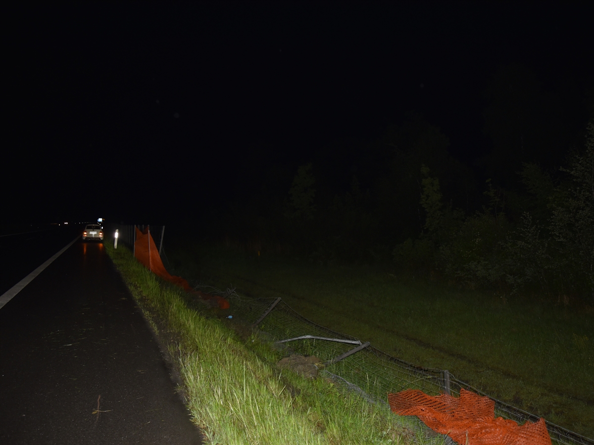 Nachtaufnahme mit dem beschädigten Wildschutzzaun neben der Fahrbahn der A13