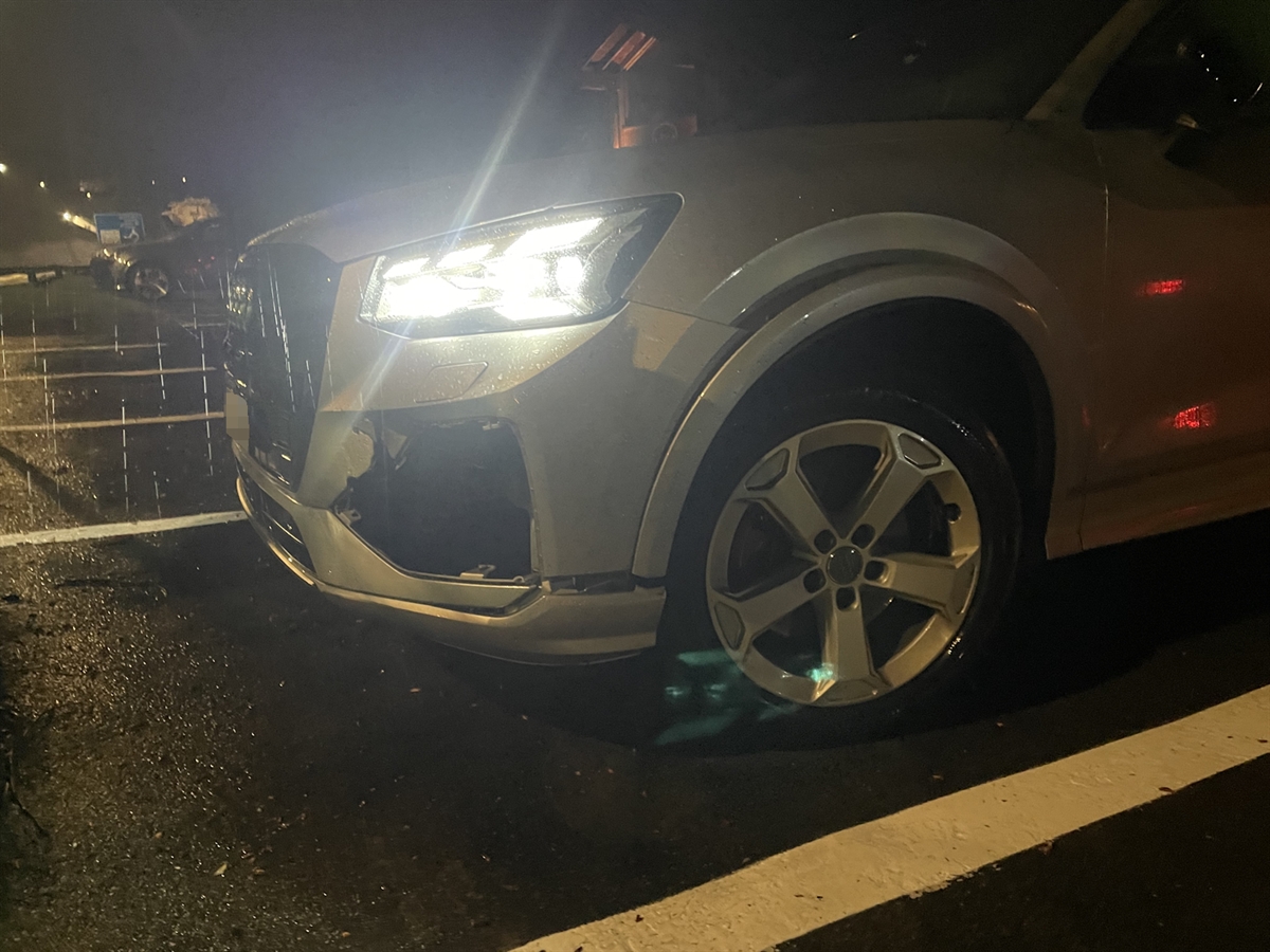 Die beschädigte linksseitige Front des silbrigen Audi's