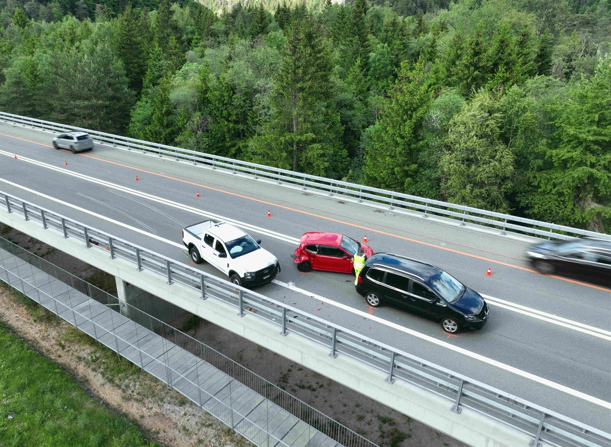 Autostrasse A3, drei beschädigte Autos auf der Südspur vor dem Isla Bella Tunnel