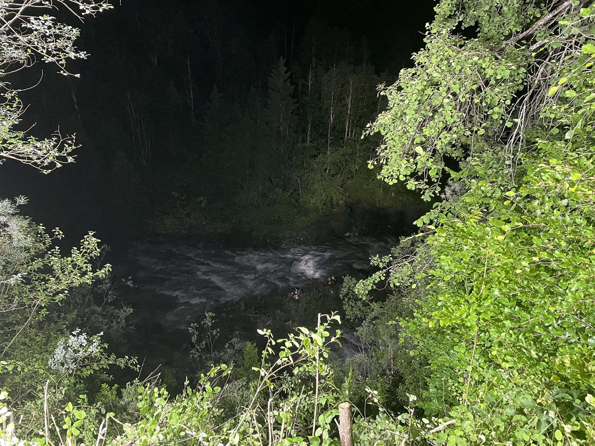 Blick auf den Fluss in der Nacht