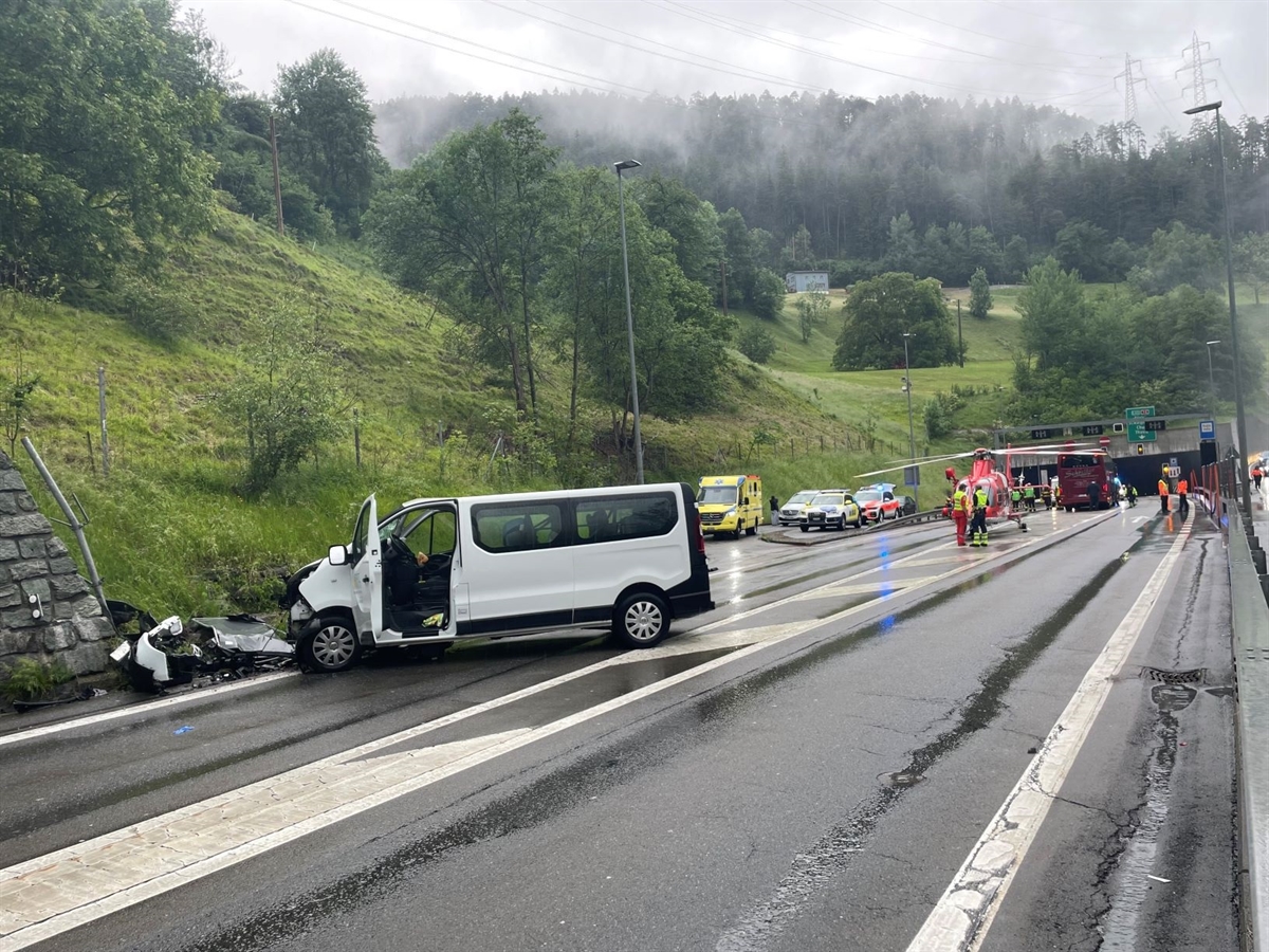 Kleinbus stark beschädigt an Mauer