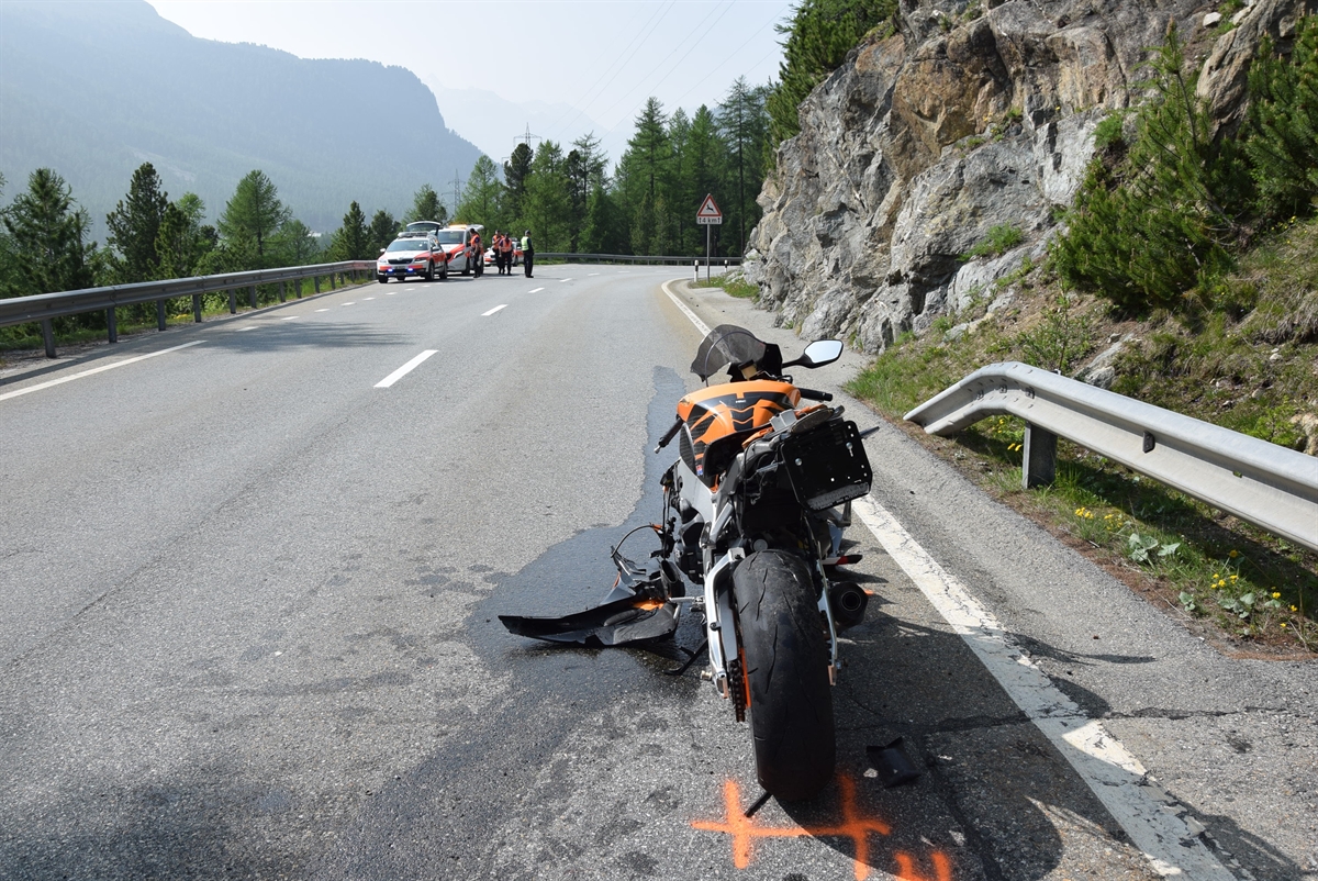 Total beschädigtes Motorrad auf der Fahrbahn aufgestellt