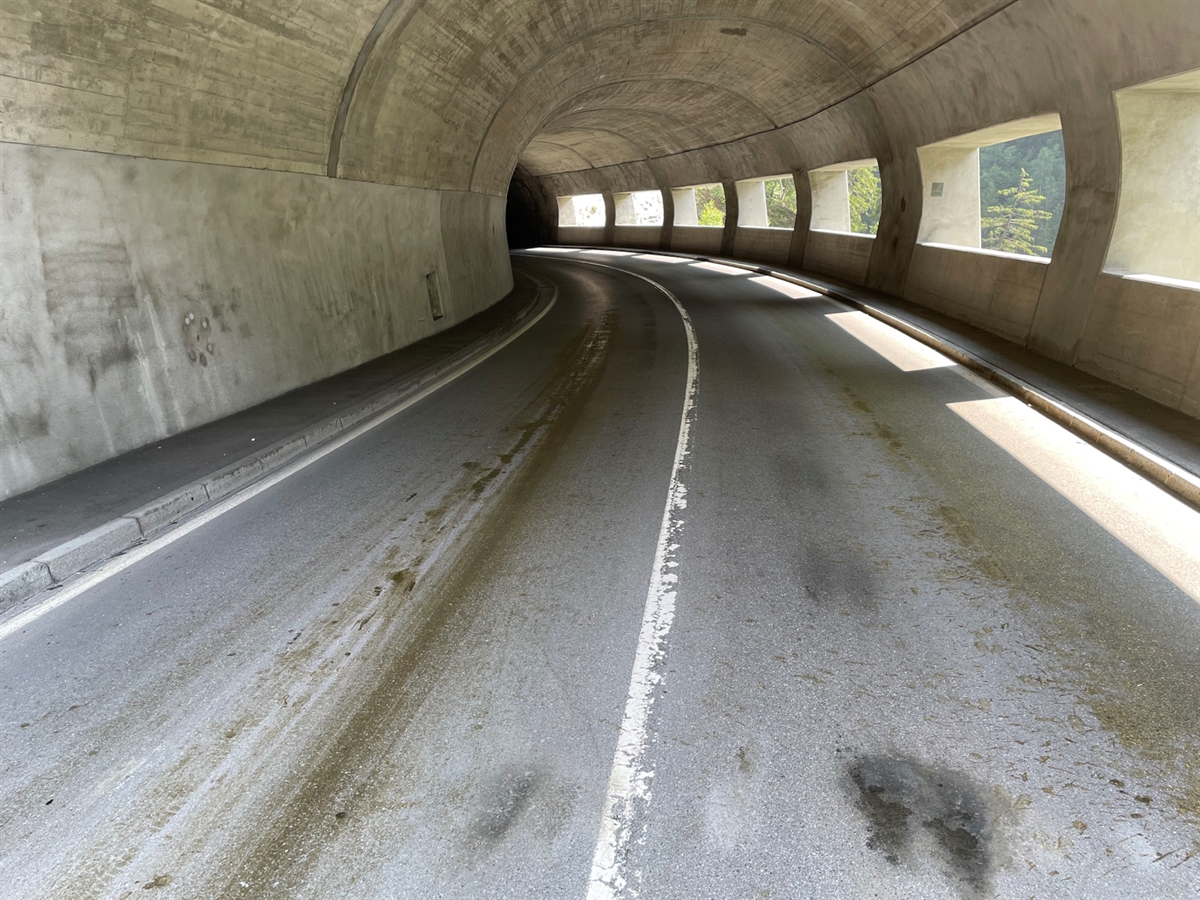Der Tunnel Tuf in Richtung Disentis gesehen. Beide Fahrbahnen sind mit Kuhmist verschmutzt.