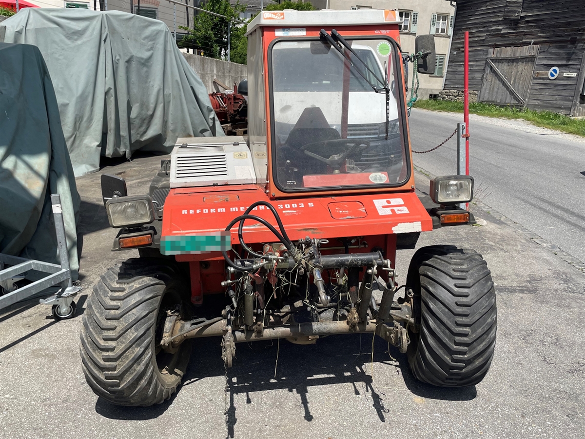 Die Frontaufnahme des landwirtschaftlichen Motorkarrens der Marke METRAC.