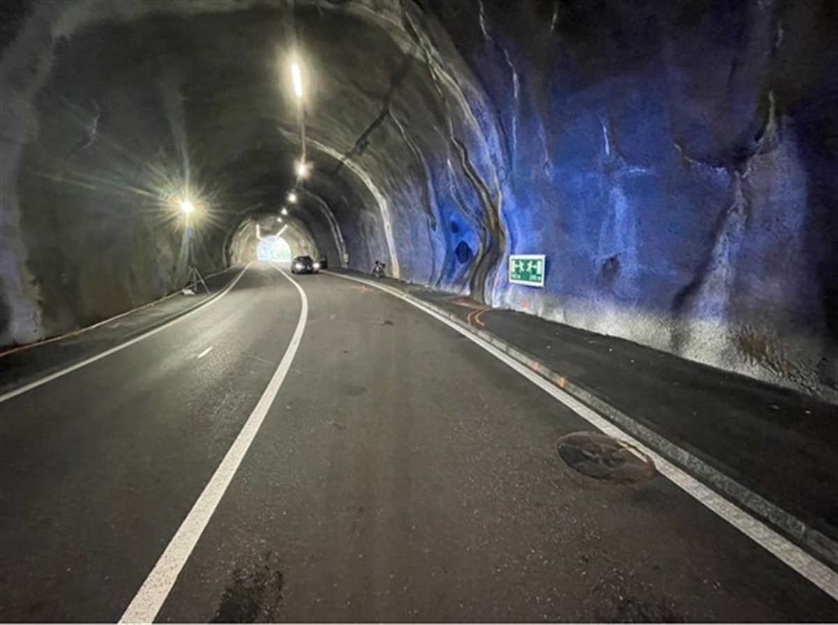 Übersichtsaufnahme der Unfallstelle im Tunnel