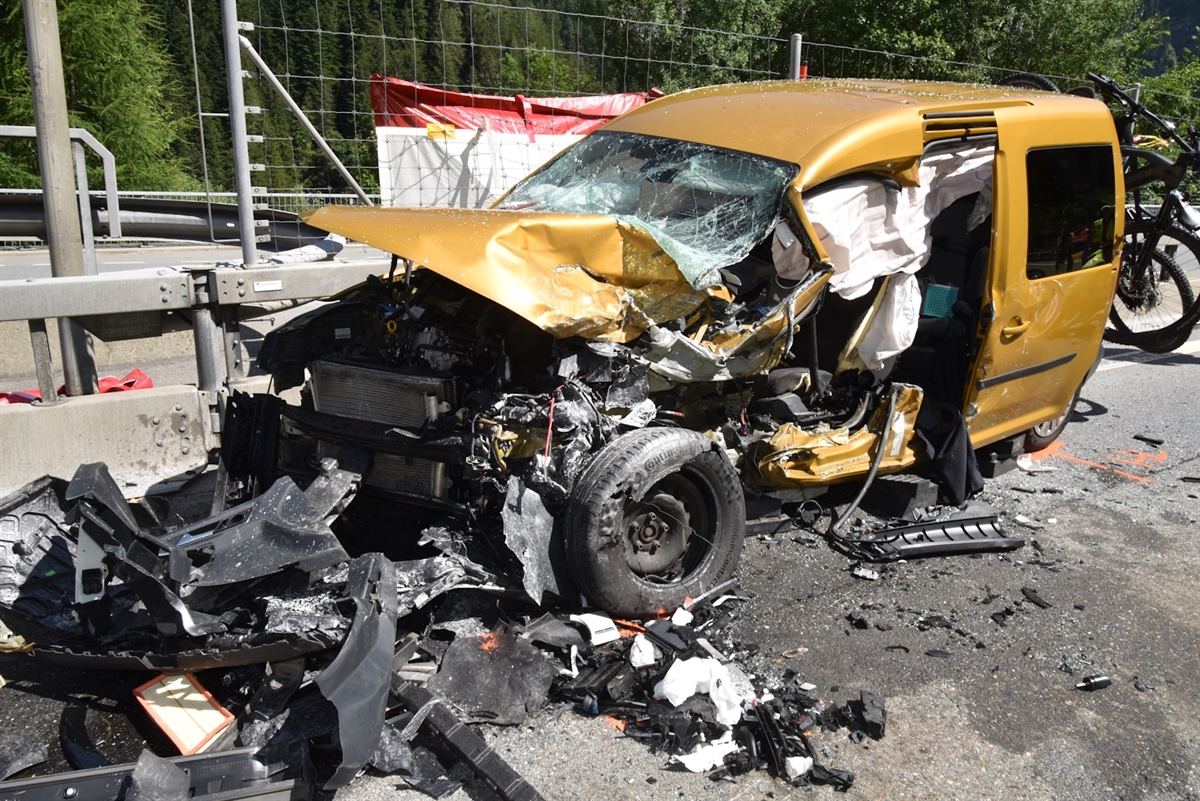 Das Ausmass der Wucht durch die Frontalkollision beim Auto der vierköpfigen Familie