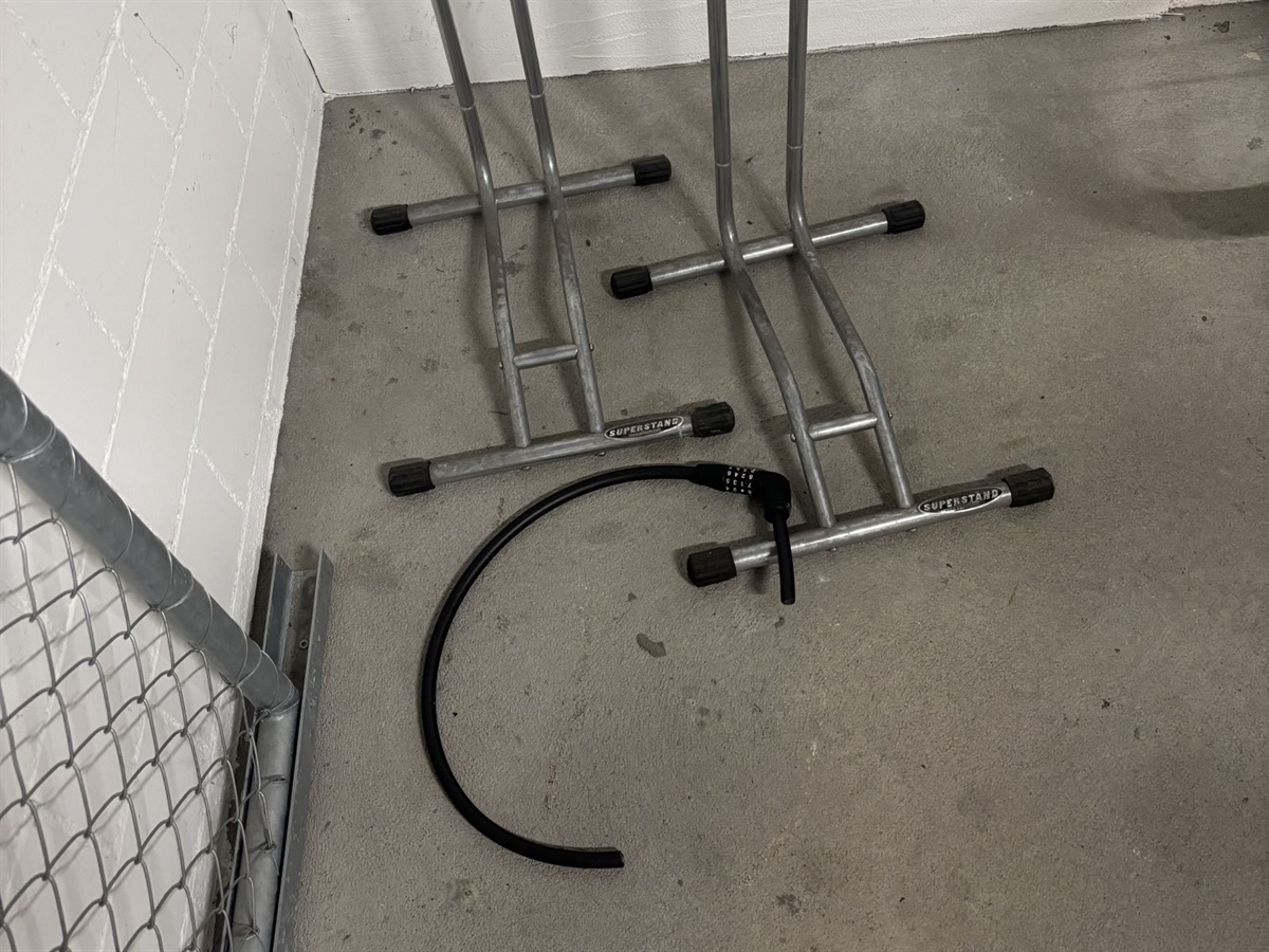 Zwei Fahrradständer sowie ein aufgeschnittenes Fahrradschloss in einem Keller