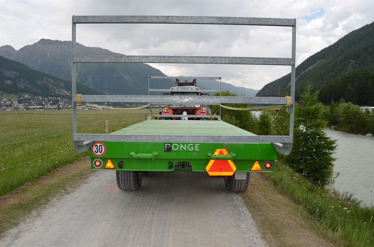 Anhänger des Traktors auf dem Veloweg