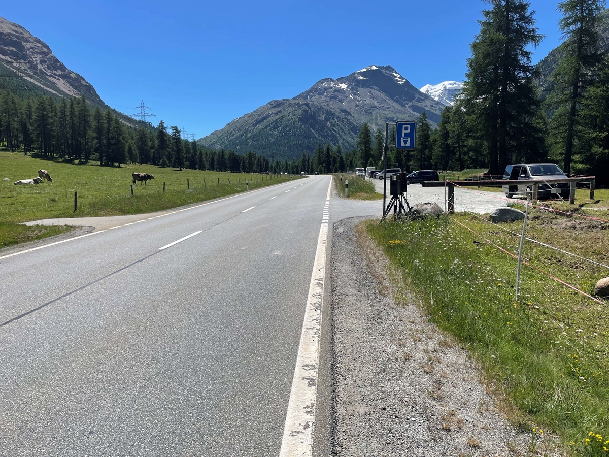 Radargerät am Strassenrand, blauer Himmel und Berge