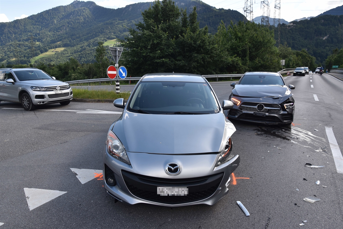 Zwei beschädigte Autos auf der Fahrbahn