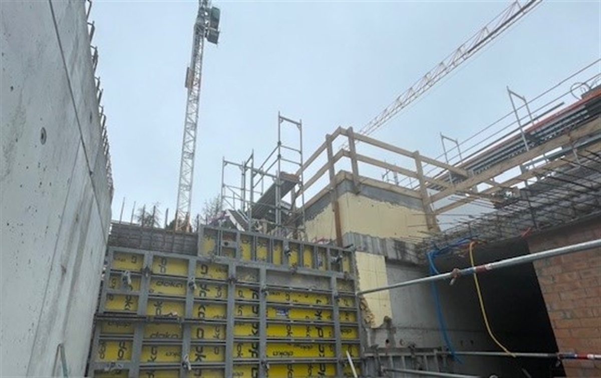 Baustelle mit Gerüst