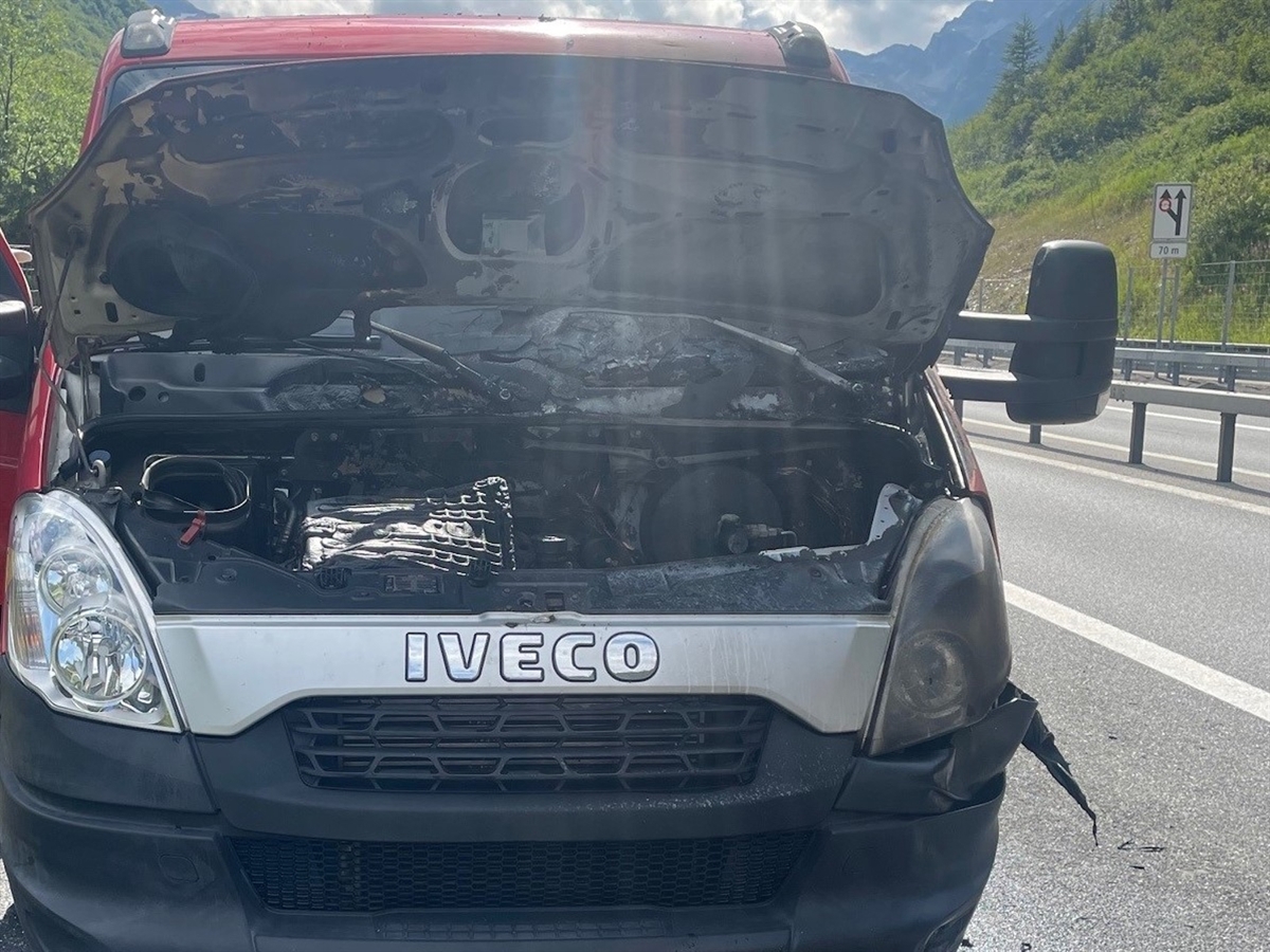 Blick in den ausgebrannten Motorraum. Rechts davon die A13.