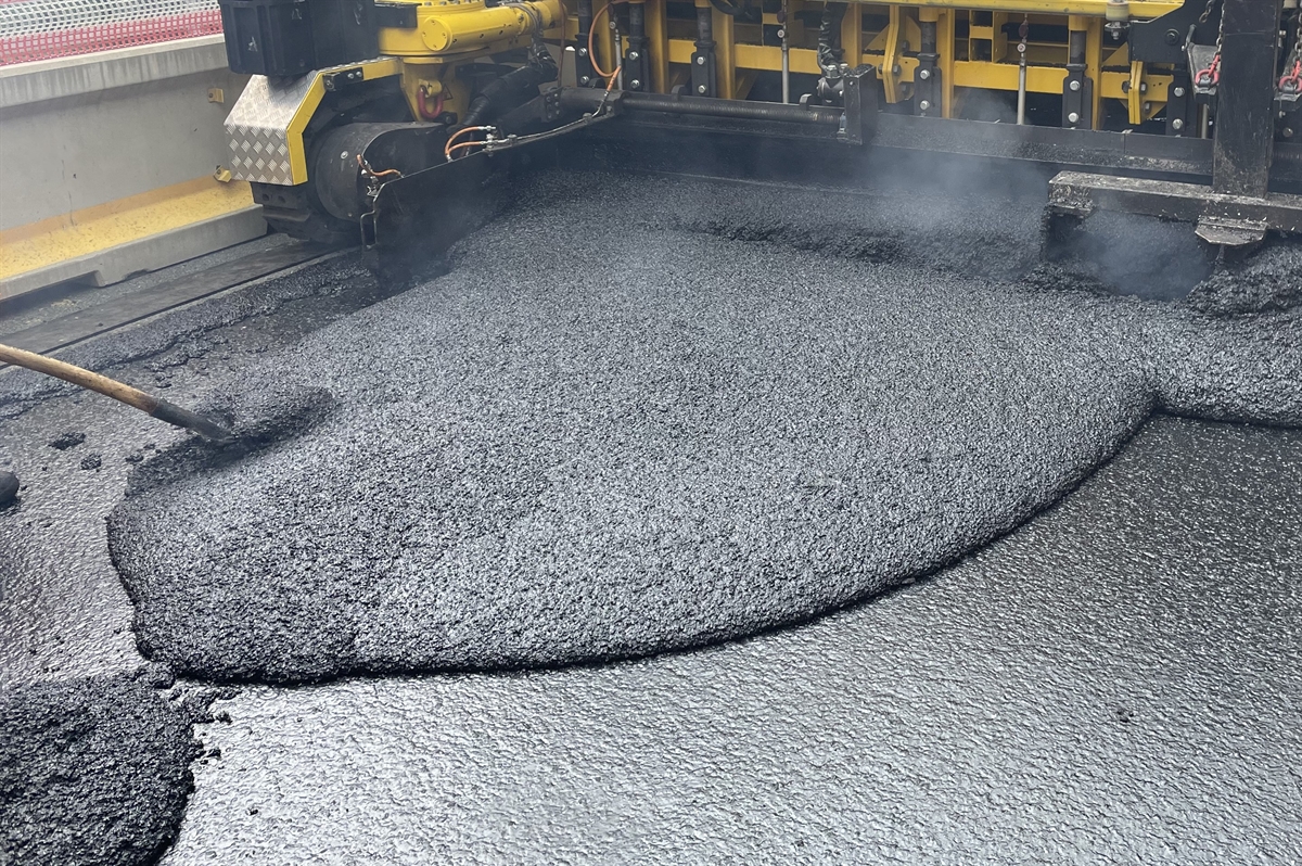 Flüssiger Asphalt