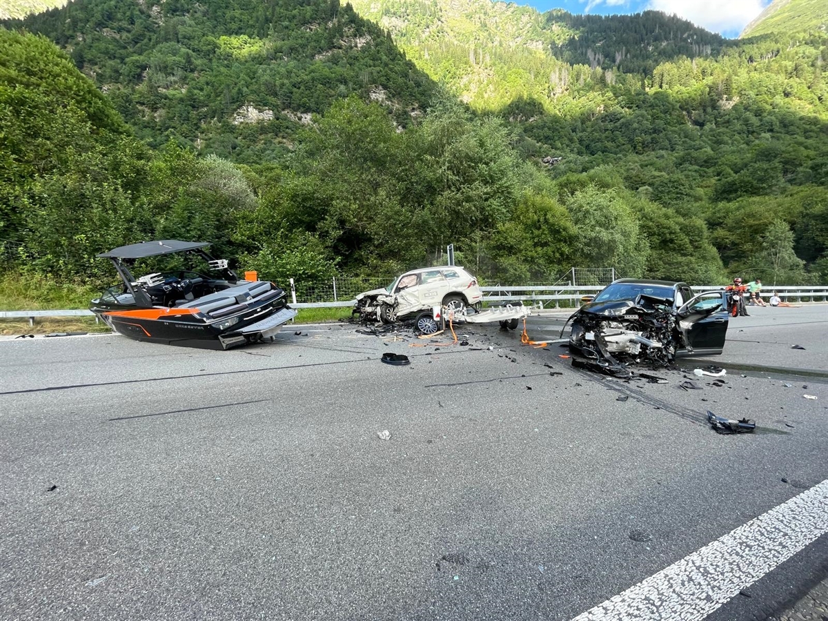 Zwei beschädigte Autos und Motorboot auf der Strasse