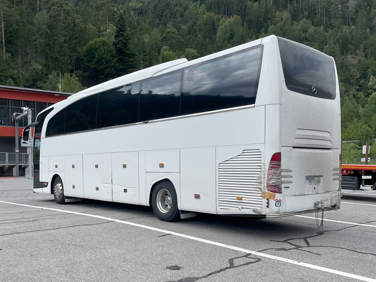 Der nichtbetriebssichere Reisecar auf dem Areal des Schwerverkehrskontrollzentrums in Unterrealta