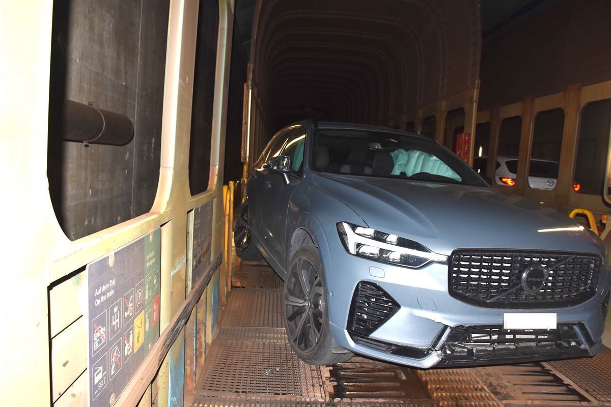 Frontaufnahme von einem beschädigten Personenwagen, welcher auf dem Autoverladezug steht. Das Heck kollidierte mit der Seitenwand des Verladezugs. Der Airbag im Fahrzeug wurde ausgelöst.
