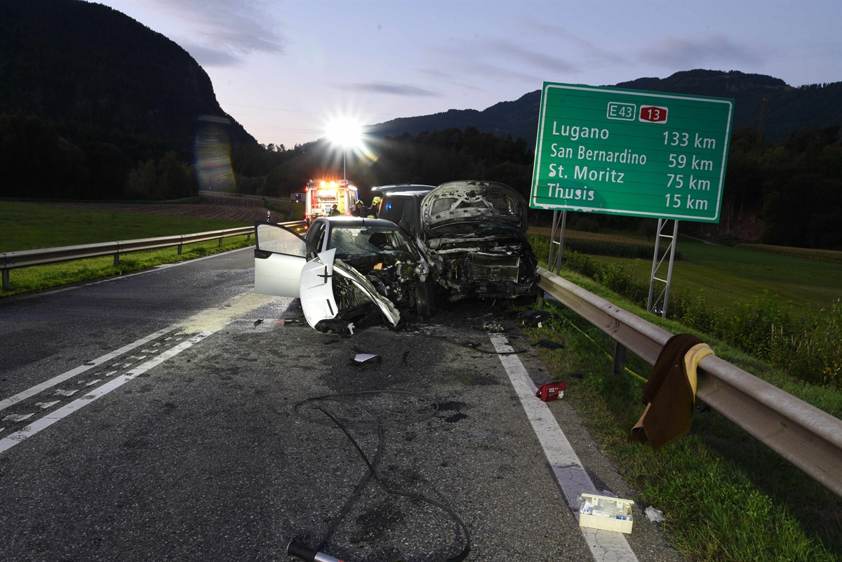Endlage der beiden Fahrzeuge an der Leitplanke. Beide Fahrzeuge sind stark beschädigt. Im Hintergrund ist die Ambulanz zu sehen.