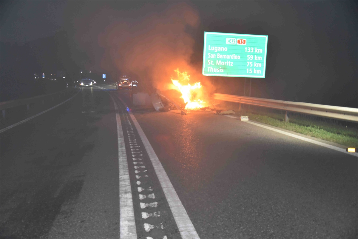Endlage der beiden Fahrzeuge an der Leitplanke. Nun brennt es im Motorenbereich eines Autos.
