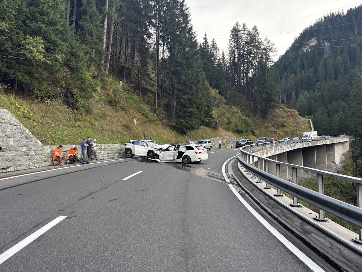 Die beiden kollidierten Autos auf der Nationalstrasse N29.