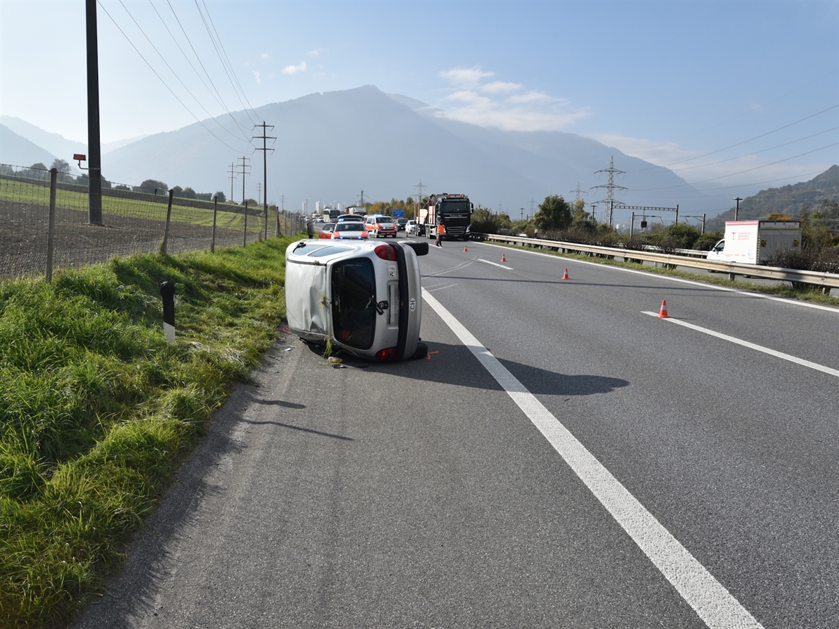 Blick in die Gegenrichtung. Das Auto liegt auf der linken Seite auf dem Pannenstreifen. Im Hintergrund Polizeiautos und weitere Fahrzeuge. 