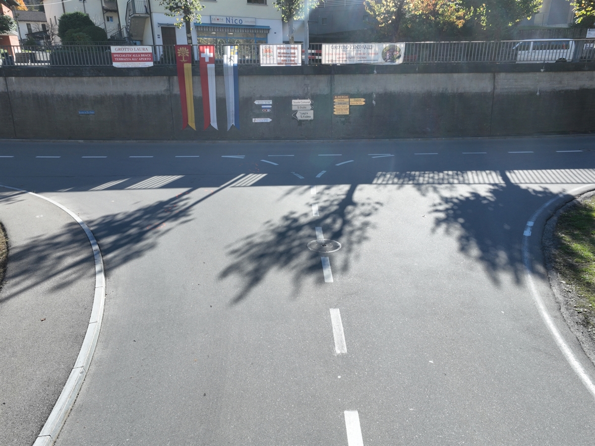 Die T-Verzweigung in Roveredo bei welcher der Fahrradfahrer von rechts ein- und der Lieferwagenfahrer nach links abbiegen wollte.