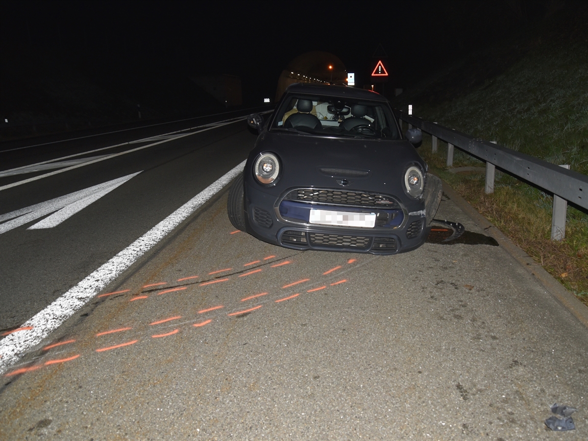 Aufnahme in der Dunkelheit. Das beschädigte Auto von vorne. Davor sind eingezeichnete Spuren des Unfalls.