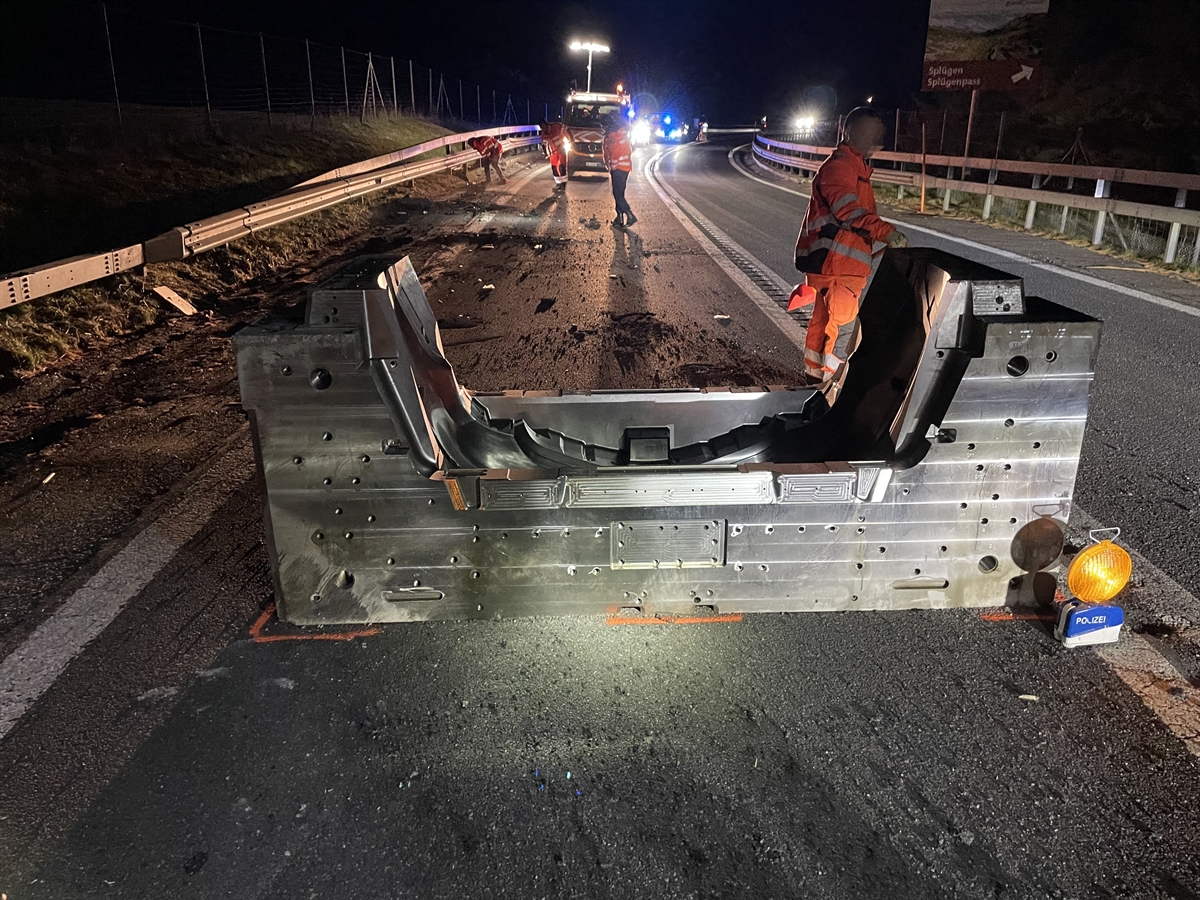 Stahlelement auf der Fahrbahn in der Dunkelheit