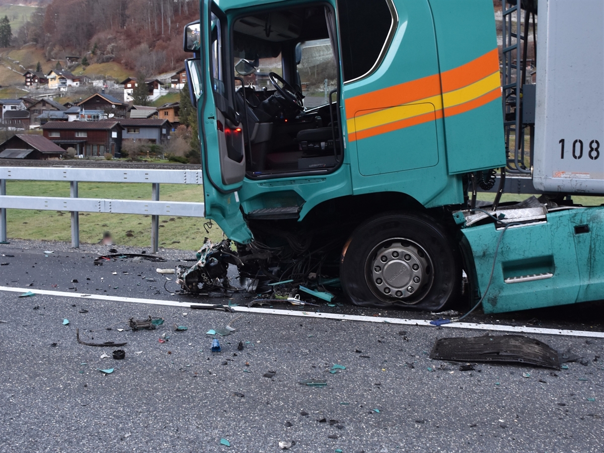 Der Sattelschlepper mit massiv beschädigter Front. Die Vorderachse wurde um einen halben Meter nach hinten verschoben. Fahrzeugsplitter liegen auf der Fahrbahn der N28