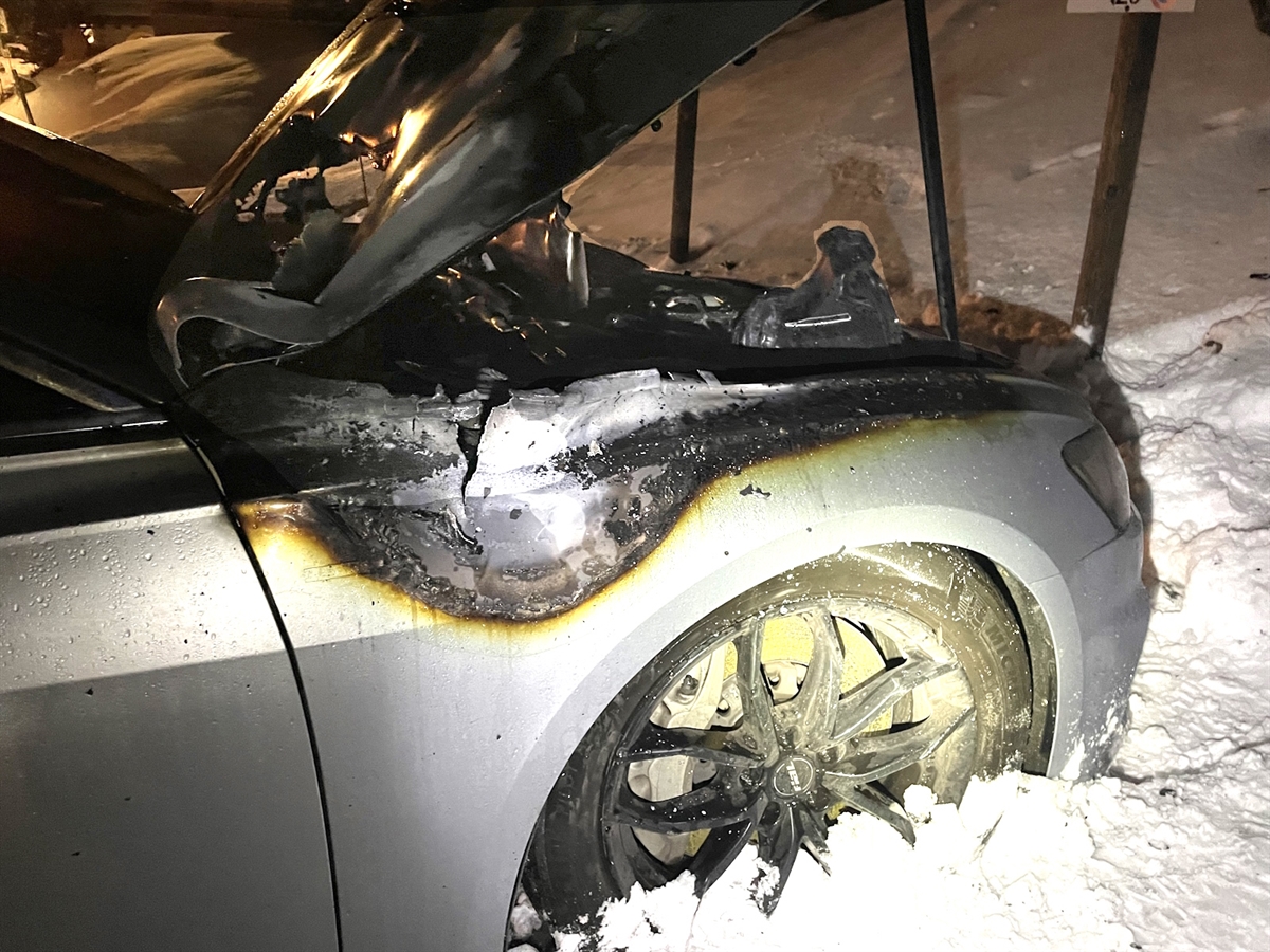 Blick von der rechten Seite auf die ausgebrannte Front des Autos. 
