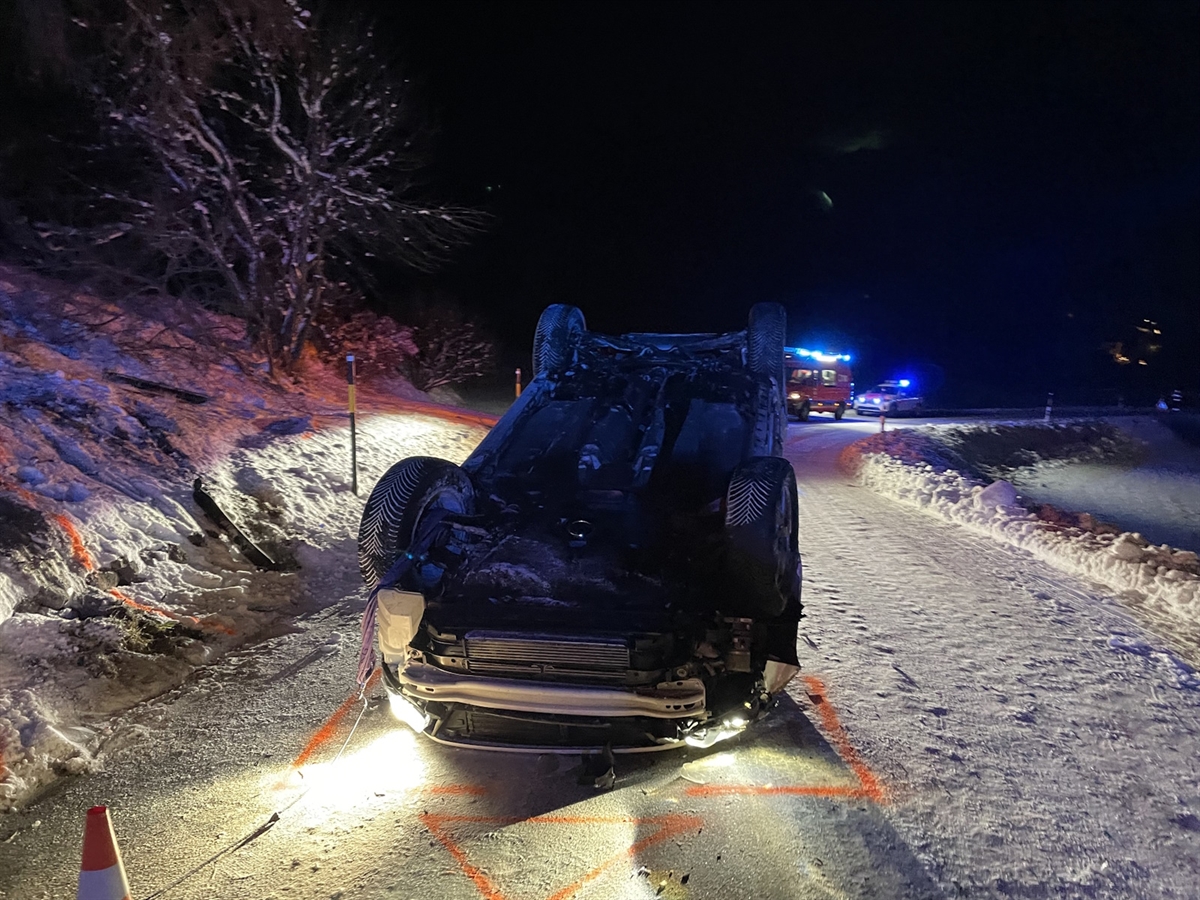 Das verunfallte Auto auf dem Dach liegend.