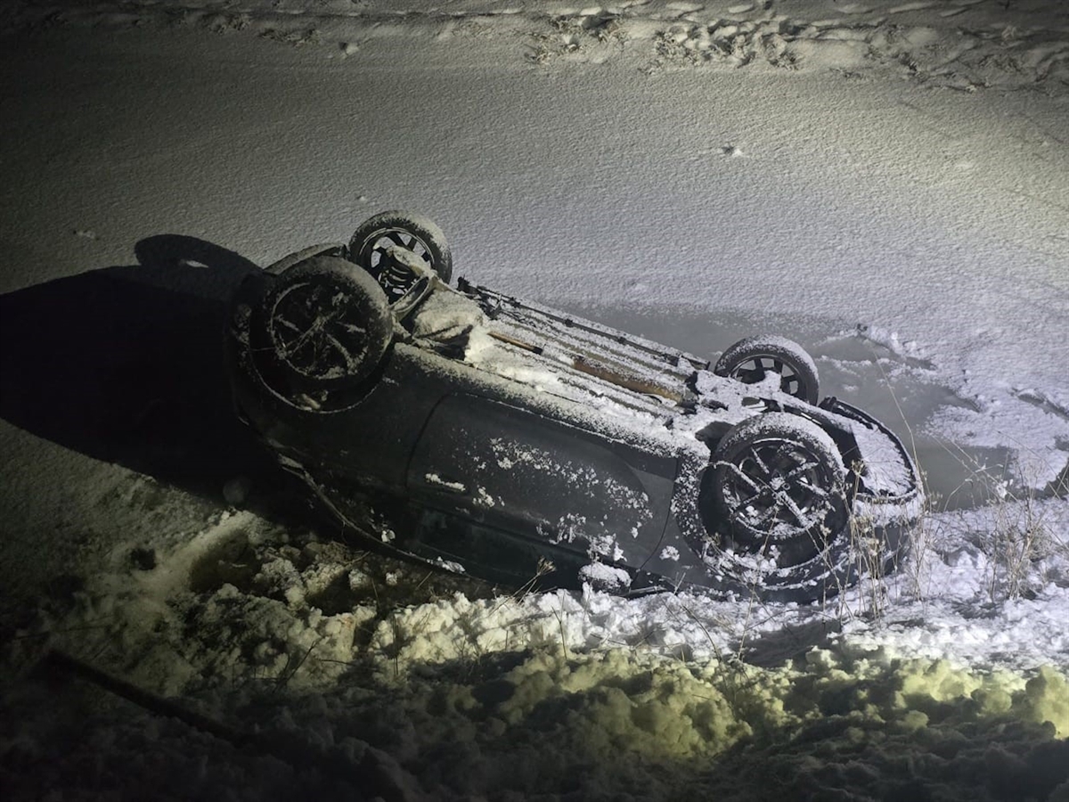Das auf dem Dach am Rande des Gewässers auf dem Dach liegende Auto. 